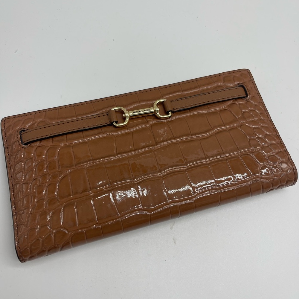 MICHAEL KORS Carson Large Crocodile Embossed Bifold Snap Wallet
Luggage
NWT - Picture 3 of 16